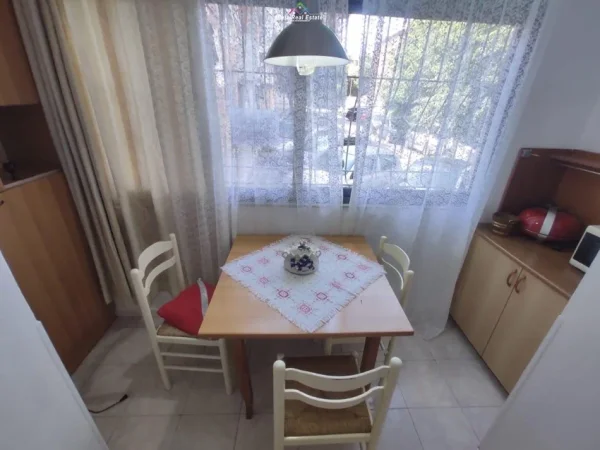 Tirane, jepet me qera apartament 1+1 Kati 1, 60 m² 400 € (21 Dhjetori, Rruga Frederik Shiroka)