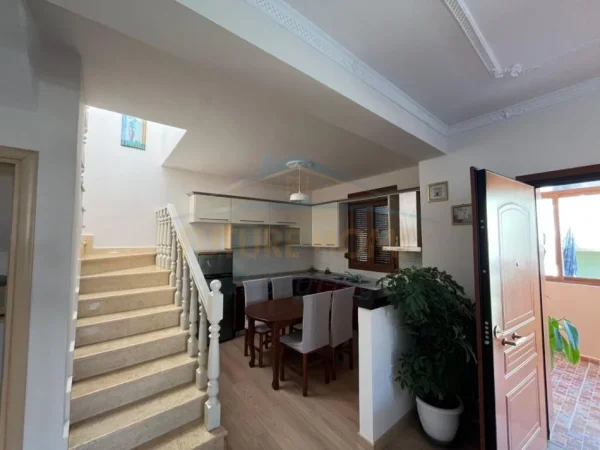 Tirane, jepet me qera apartament duplex Dublex Kati 2, 352 m² 1.100 € (Ali Demi, prane Kompleksit Mangalem)