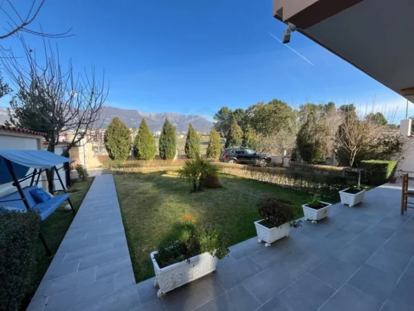 Tirane, jepet me qera apartament duplex Dublex Kati 2, 352 m² 1.100 € (Ali Demi, prane Kompleksit Mangalem)