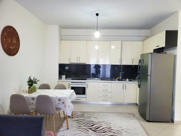 Tirane, jepet me qera apartament 2+1+Ballkon Kati 4, 104 m² 600 € (Gren City ,Astire)