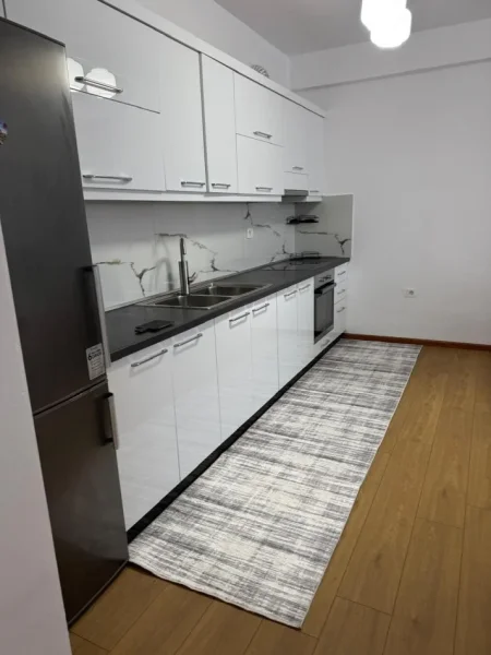 Tirane, jepet me qera 2+1+Ballkon Kati 8, 80 m² 600 € (rruga Ndre Mjeda)