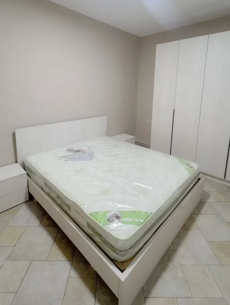 Tirane, jepet me qera apartament 1+1+Ballkon Kati 15, 50 m² 650 € (kostandin kristoforidhi)