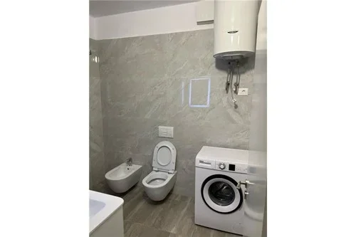 Tirane, jepet me qera apartament 1+1 , 75 m² 600 € (Rruga e Dibres)