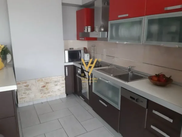 Tirane, jepet me qera apartament 3+1+Ballkon Kati 6, 223 m² 900 € (21 DHJETORI)