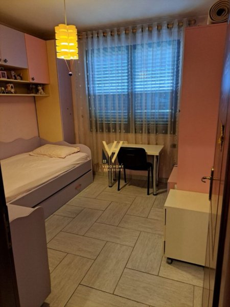 Tirane, jepet me qera apartament 3+1+Ballkon Kati 6, 223 m² 900 € (21 DHJETORI)