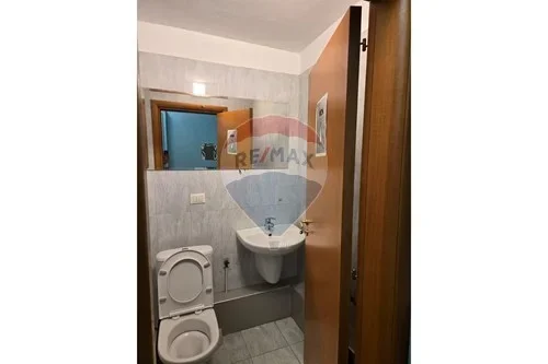 Shqiperi, jepet me qera vetem 1 dhome Kati 3, 106 m² 1.200 € (rruga e barrikadave)