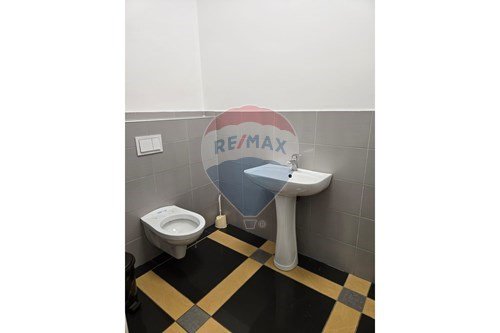 Shqiperi, jepet me qera vetem 1 dhome Kati 3, 106 m² 1.200 € (rruga e barrikadave)