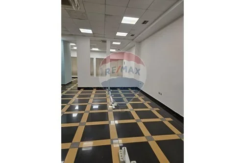 Tirane, jepet me qera zyre Kati 3, 106 m² 1.200 € (Rruga e Barrikadave)