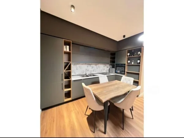 Tirane, jepet me qera apartament 2+1 Kati 5, 100 m² 750 € (Clover Residence)