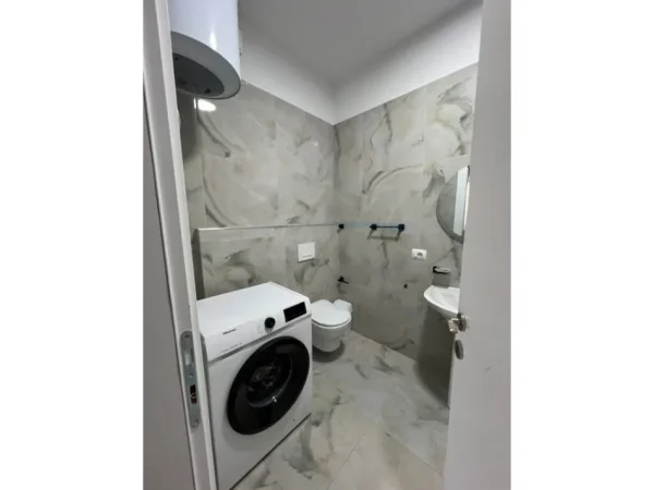 Tirane, jepet me qera apartament 2+1 Kati 5, 100 m² 750 € (Clover Residence)