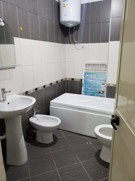 Tirane, jepet me qera apartament 2+1+Ballkon Kati 5, 115 m² 750 € (STACIONI I TRENIT)