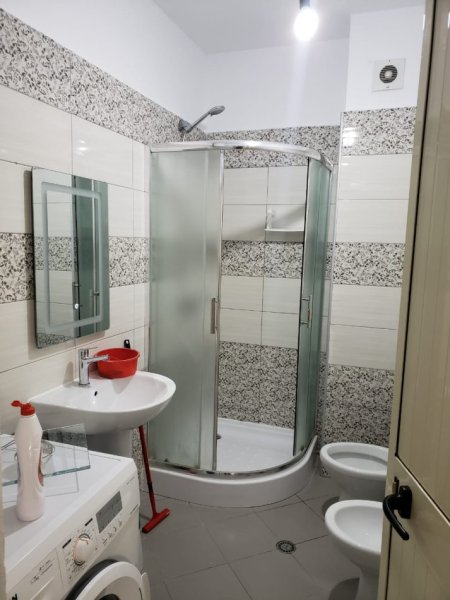 Tirane, jepet me qera apartament 2+1+Ballkon Kati 5, 115 m² 750 € (STACIONI I TRENIT)