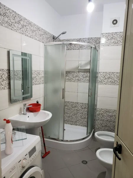 Tirane, jepet me qera apartament 2+1+Ballkon Kati 5, 115 m² 750 € (STACIONI I TRENIT)