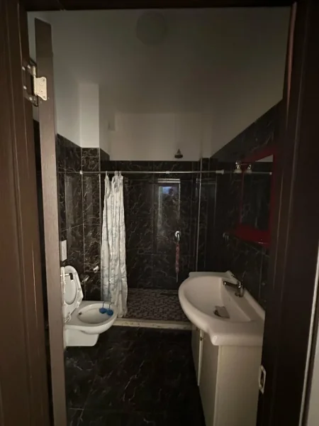 Tirane, jepet me qera zyre Kati 2, 450 € (myslym shyri)