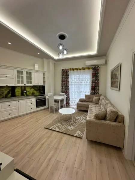 Tirane, jepet me qera apartament 2+1+Ballkon Kati 4, 85 m² 600 € (Liqeni i thate)