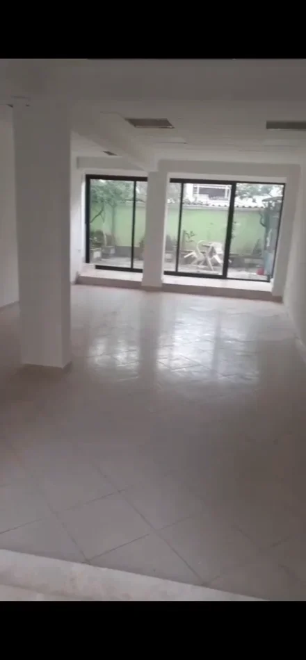 Tirane, jepet me qera ambjent biznesi Kati 0, 70 m² 650 € (don bosko)