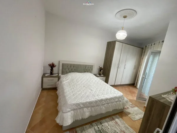 Tirane, jepet me qera apartament 1+1+Ballkon Kati 4, 77 m² 600 € (liqeni i thate)