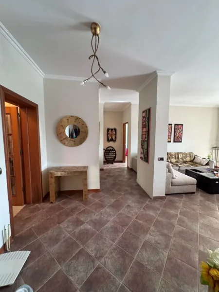 Tirane, jepet me qera apartament 1+1+Ballkon Kati 8, 80 m² 550 € (rruga e Kavajes perballe Noves ( del dhe tek Ura Nisherakut ))