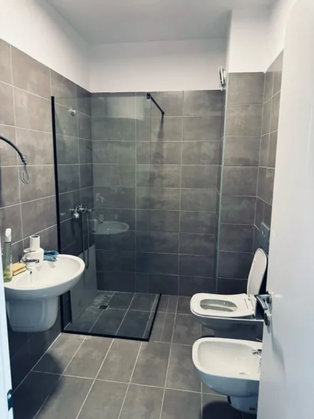 Tirane, jepet me qera apartament 1+1+Ballkon Kati 5, 70 m² 400 € (Rruga bedri Karapici)