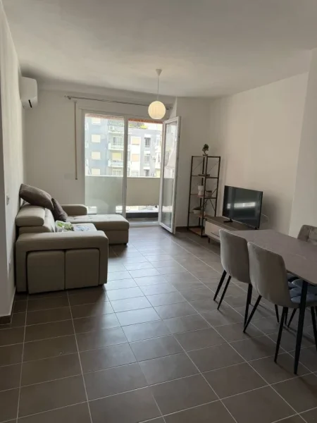 Tirane, jepet me qera apartament 1+1+Ballkon Kati 5, 70 m² 400 € (Rruga bedri Karapici)
