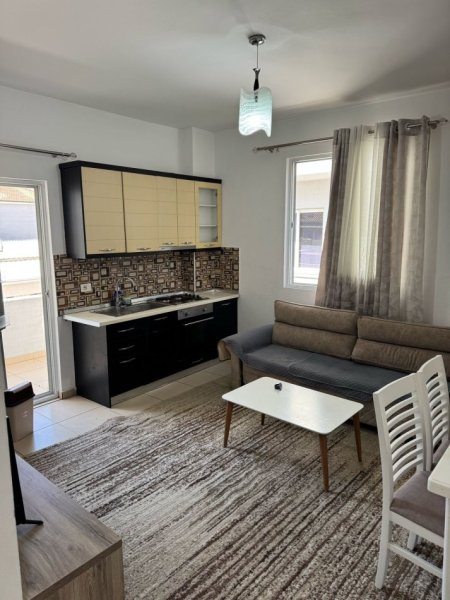 Tirane, jepet me qera apartament 1+1 Kati 1, 75 m² 500 € (5 Maj)