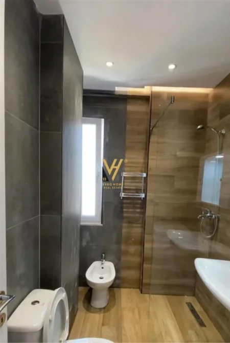 Tirane, jepet me qera apartament 2+1+Ballkon Kati 3, 90 m² 600 € (SAUK)