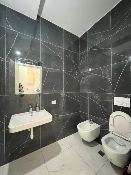 Tirane, jepet me qera apartament 1+1+Ballkon Kati 11, 69 m² 550 € (21 Dhjetori Kompleks Kotorri)