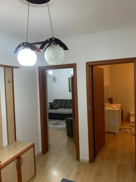 Tirane, jepet me qera apartament 3+1+Aneks+Ballkon Kati 2, 100 m² 500 € (Xhamllik tek Sheshi Shtraus)