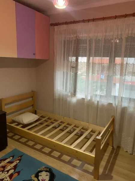 Tirane, jepet me qera apartament 3+1+Aneks+Ballkon Kati 2, 100 m² 500 € (Xhamllik tek Sheshi Shtraus)