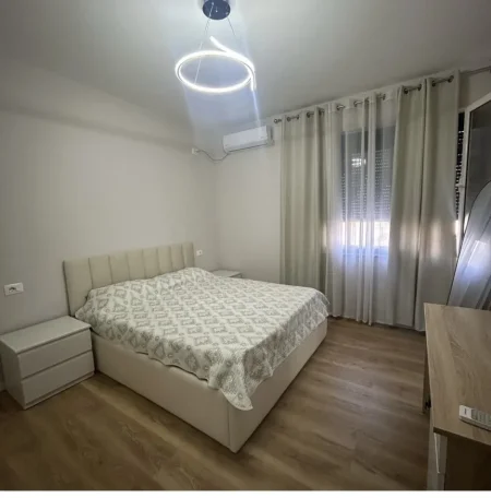 Tirane, jepet me qera apartament 2+1+Ballkon Kati 3, 90 m² 800 € (Rruga e kavajes)