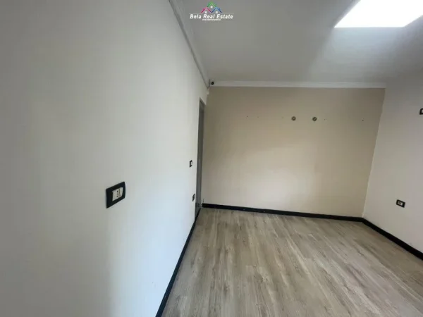 Tirane, jepet me qera zyre Kati 1, 30 m² 500 € (rruga e kavajes)