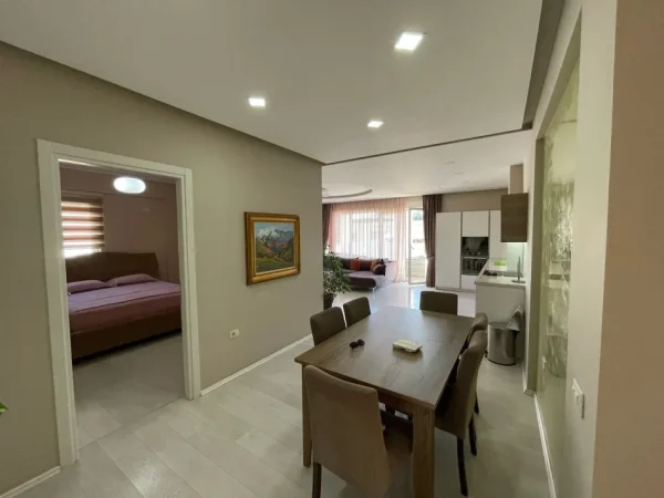 Tirane, jepet me qera apartament 3+1+Ballkon Kati 4, 187 m² (Liqeni i Thate)
