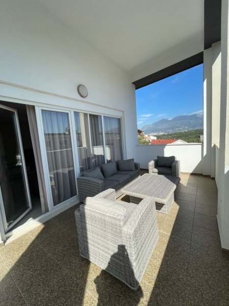 Tirane, jepet me qera apartament 3+1+Ballkon Kati 4, 187 m² (Liqeni i Thate)