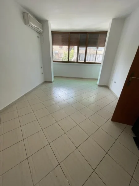 Tirane, shitet apartament 1+1+Ballkon Kati 2, 53 m² 95.000 € (Rruga e Dibres prane spitalit amerikan 2, prane credins bank)