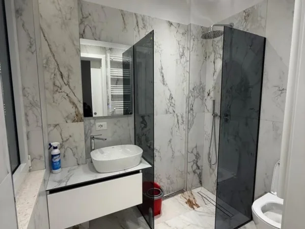 Tirane, jepet me qera apartament 1+1 , 60 m² 650 € (Rruga e kavajes)