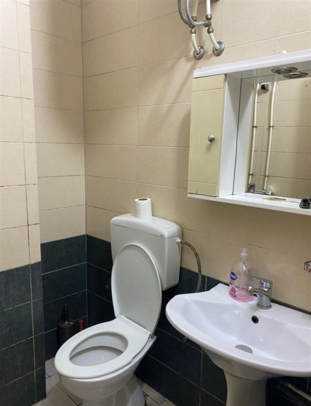Tirane, jepet me qera apartament 1+1 Kati 1, 84 m² 300 € (Rruga ali demi)