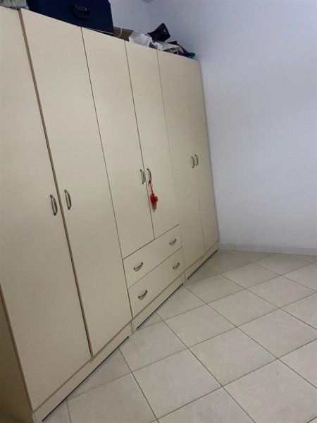 Tirane, jepet me qera apartament 1+1 Kati 1, 84 m² 300 € (Rruga ali demi)
