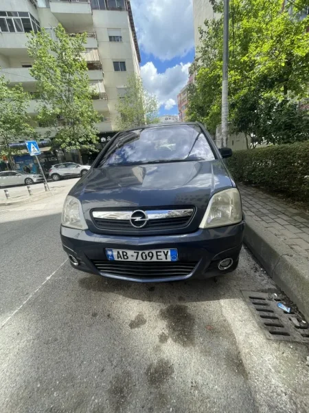 Tirane, shitet makine Opel Meriva 1.3 Nafte, gri e erret manuale Klima 198.000 km 3.200 €