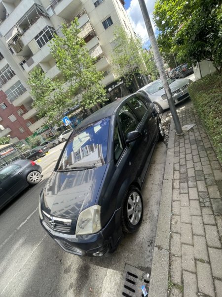 Tirane, shitet makine Opel Meriva 1.3 Nafte, gri e erret manuale Klima 198.000 km 3.200 €