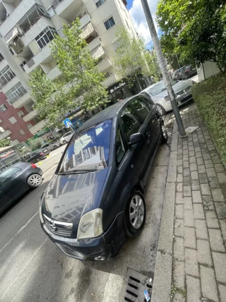 Tirane, shitet makine Opel Meriva 1.3 Nafte, gri e erret manuale Klima 198.000 km 3.200 €