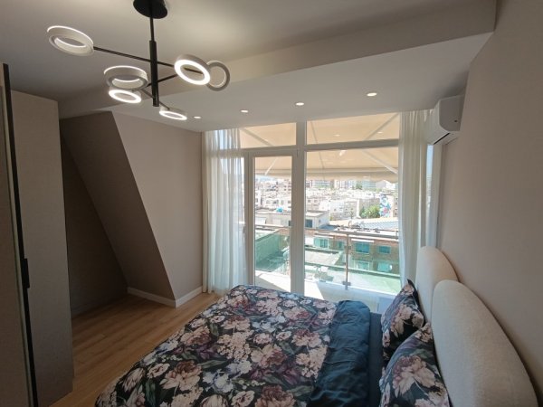 Tirane, jepet me qera apartament+verande | Penthouse 1+1+Aneks+Ballkon Kati 7, 75 m² 700 € (Vasil Shanto Pran Komunes)