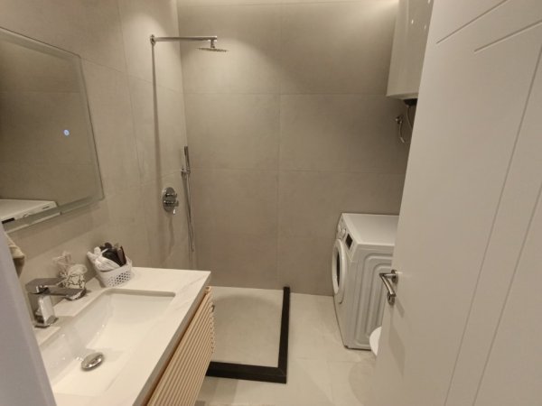 Tirane, jepet me qera apartament+verande | Penthouse 1+1+Aneks+Ballkon Kati 7, 75 m² 700 € (Vasil Shanto Pran Komunes)