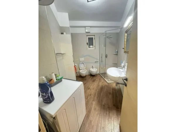Tirane, jepet me qera apartament 2+1+Ballkon Kati 5, 92 m² 650 € (Unaza e Re)