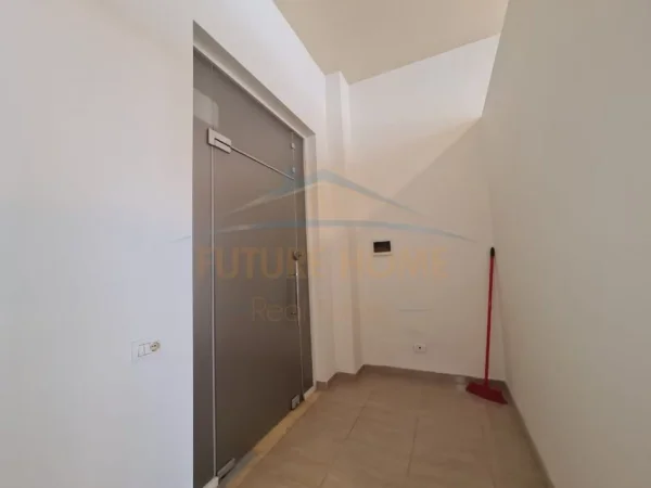 Tirane, jepet me qera zyre Kati 0, 44 m² 600 € (Ish Ekspozita)