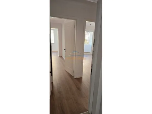 Tirane, shitet apartament 1+1+Ballkon Kati 2, 40 m² 125.000 € (21 Dhjetori, Mozaiku i Tiranes)