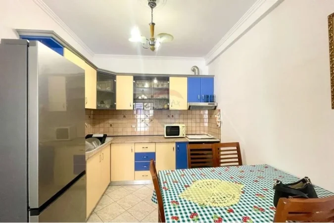 Tirane, jepet me qera apartament 2+1+Ballkon Kati 4, 120 m² 750 € (Komuna e Parisit)