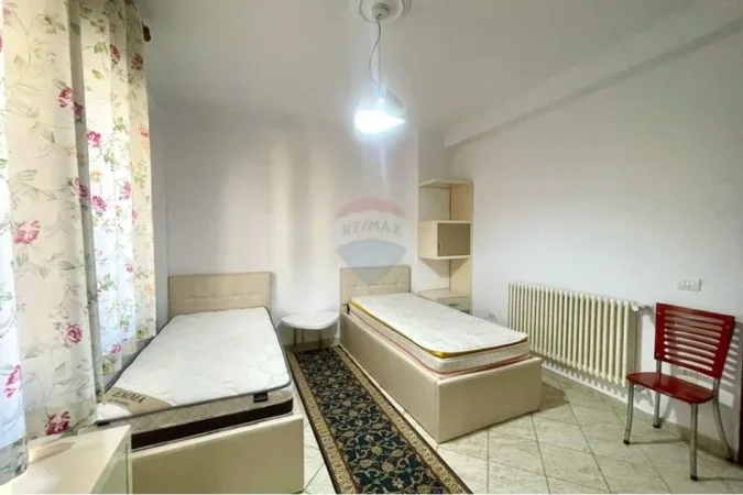 Tirane, jepet me qera apartament 2+1+Ballkon Kati 4, 120 m² 750 € (Komuna e Parisit)