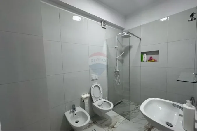 Tirane, jepet me qera apartament 2+1+Ballkon Kati 6, 100 m² 700 € (Fusha e Aviacionit)