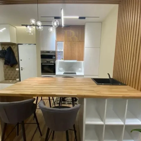 Tirane, jepet me qera apartament 1+1+Ballkon Kati 7, 75 m² 800 € (Rruga E Kavajes)