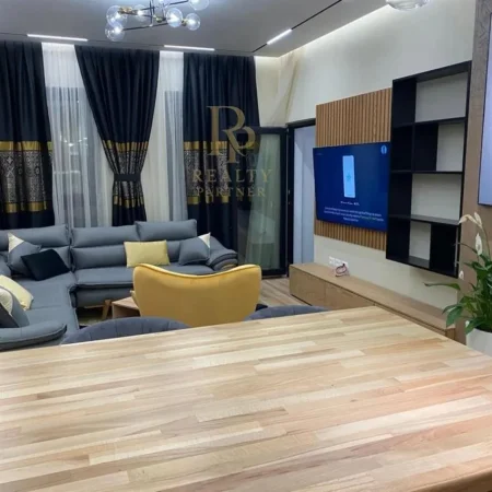 Tirane, jepet me qera apartament 1+1+Ballkon Kati 7, 75 m² 800 € (Rruga E Kavajes)